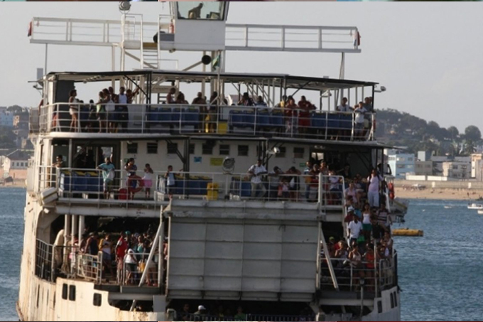 Passageiro morre após pular do Ferry Boat
