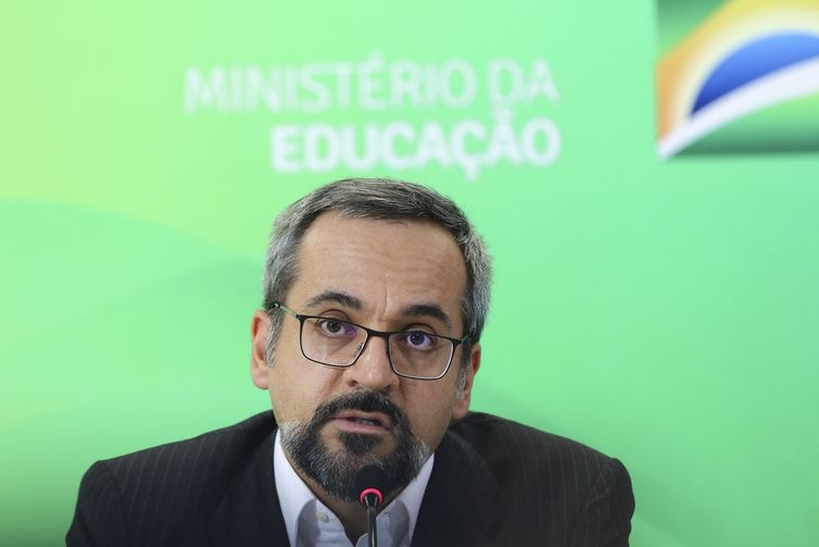 Ministro diz que Enem terá como foco conhecimentos objetivos