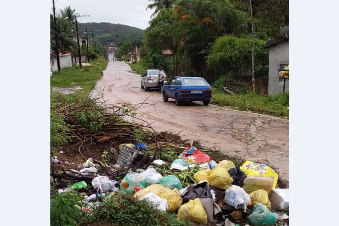 Acúmulo de lixo e buracos em rua causam transtornos no Amado Bahia
