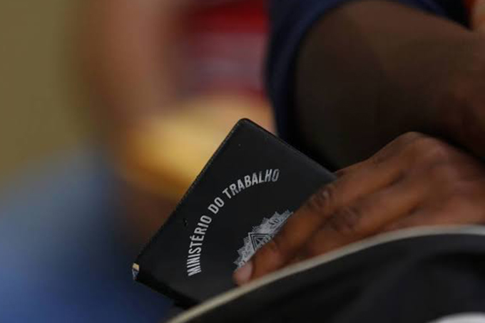 Taxa de desemprego cai para 11,8% em agosto 
