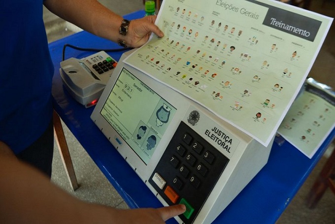 Bolsonaro sanciona com vetos lei que muda regras eleitorais