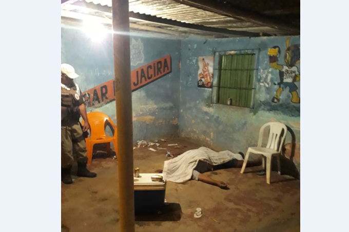 Mecânico é assassinado a tiros em bar no distrito de Amado Bahia 