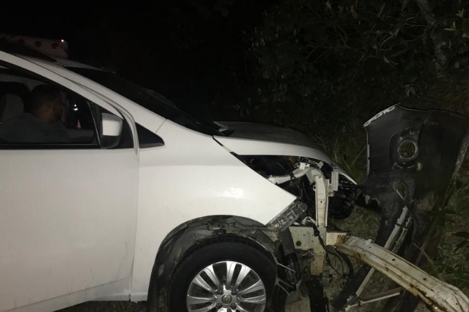 Colisão entre carreta e táxi deixa um ferido na BA-093