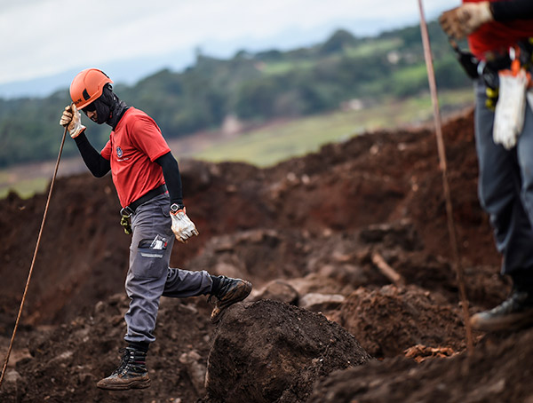 Bombeiros encontram mais um corpo de vítima em Brumadinho