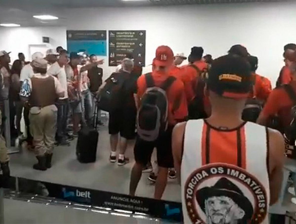 Torcedores protestam em desembarque da delegação do Vitória