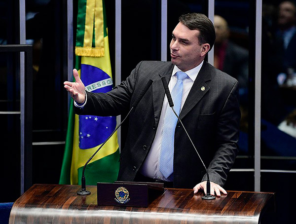 Flávio Bolsonaro desiste de recurso ao Tribunal do Rio