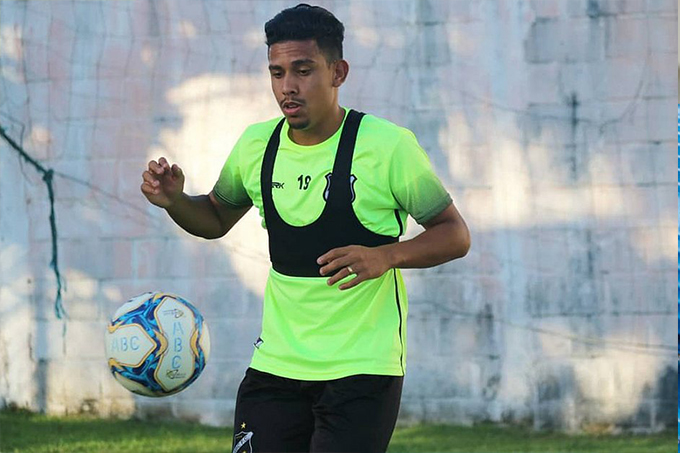 Vitória acerta com lateral direito Jonathan Bocão, ex-ABC