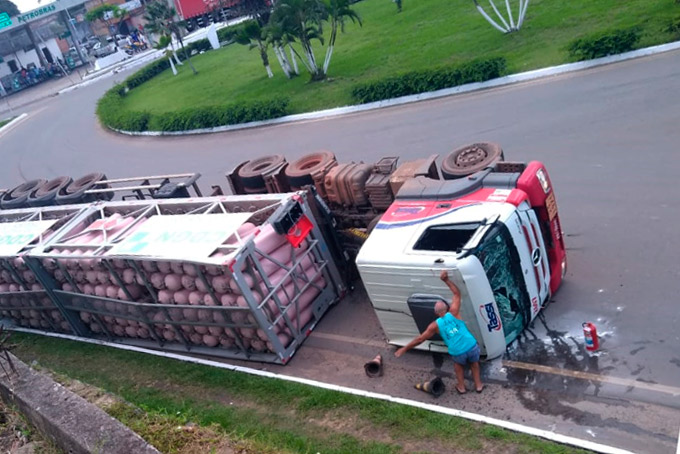 Carreta com cilindros de gás natural tomba em rotatória em Pojuca