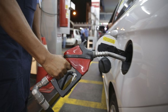 Gasolina aumenta pela 4ª semana seguida e é vendida por R$ 4,373