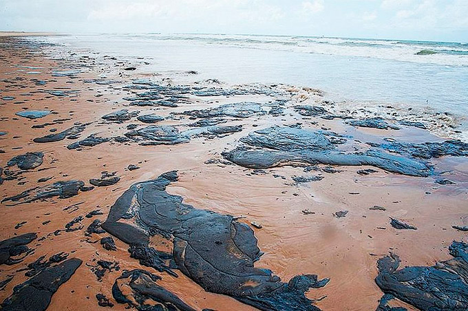 Óleo que atingiu praias do Nordeste não é brasileiro, diz Bolsonaro