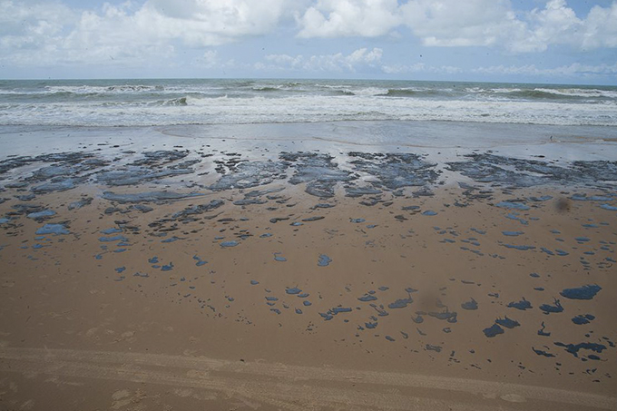 Petrobras recolhe mais de 133 toneladas de resíduo oleoso de praias