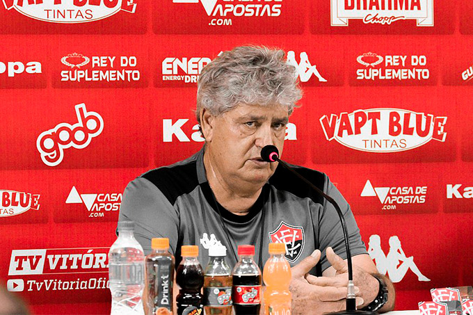Geninho avalia estreias de Carleto e Romisson no Vitória