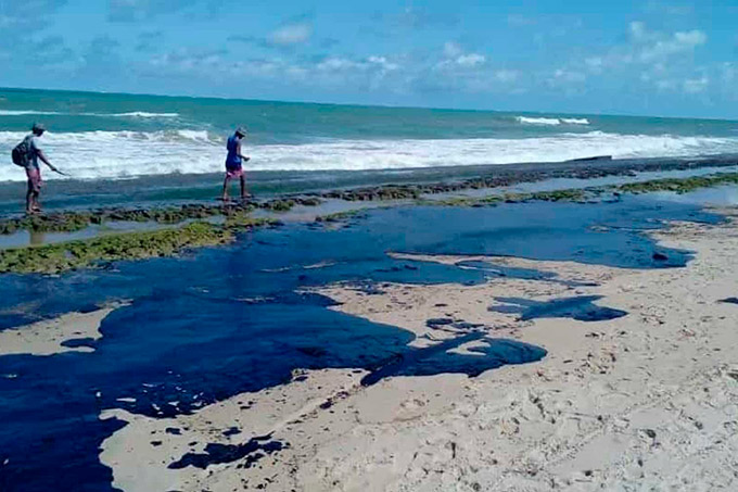 Marinha e Petrobras acham 'assinatura' da Venezuela em manchas de óleo