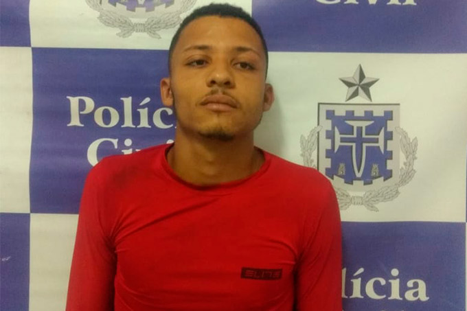 Homem é preso em flagrante com 40 trouxas de maconha em Amado Bahia