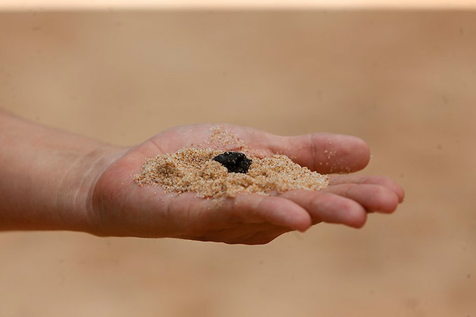 Mancha de óleo que atinge praias do Nordeste chega a Arembepe