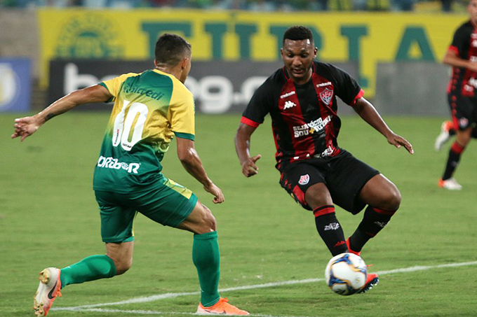 Vitória bate o Cuiabá de virada fora de casa e segue fora do Z4