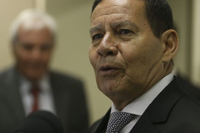 Mourão diz que embarcações fantasmas podem ter lançado óleo no mar
