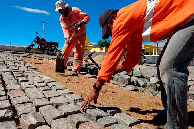 Prefeitura de Dias d’Ávila dá início a curso profissionalizante de calceteiro