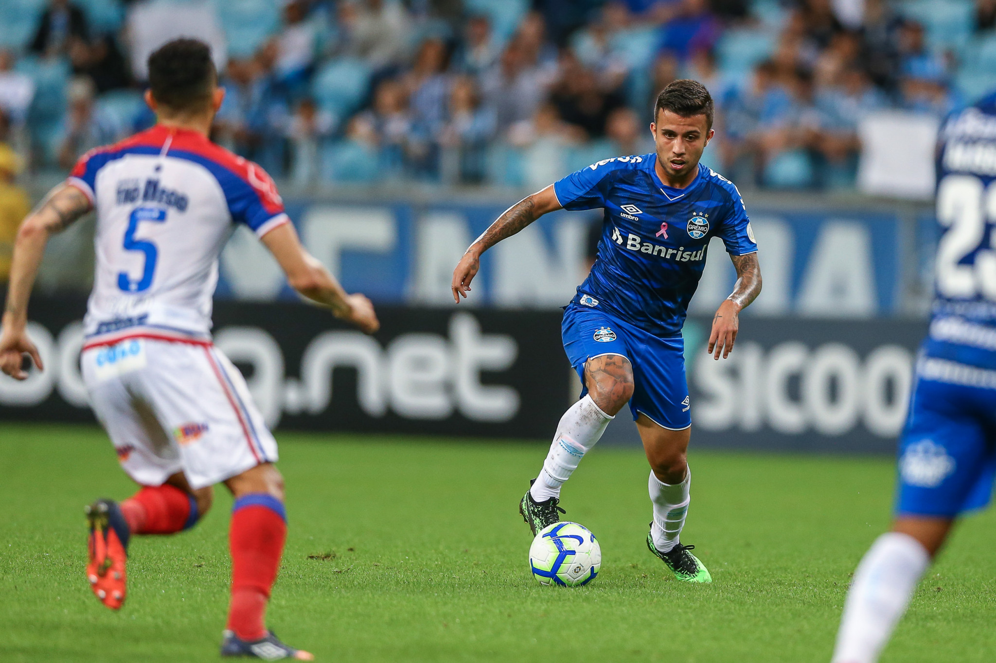 Bahia bate o Grêmio no final e encosta na zona da Libertadores 