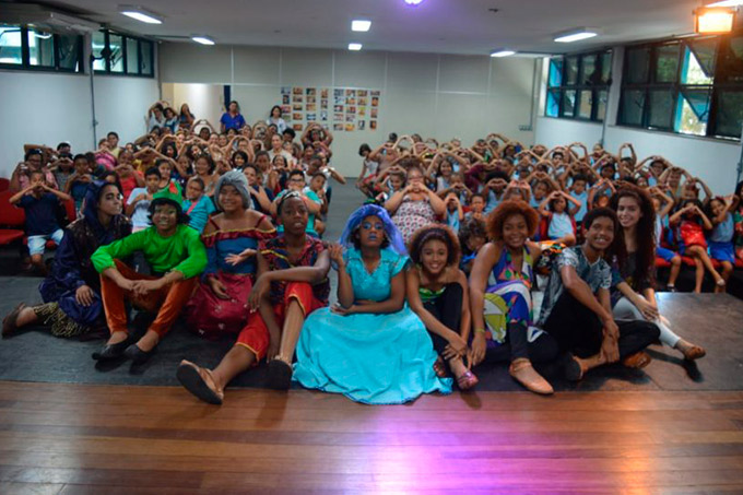 Alunos do Clube da Leitura visitam Biblioteca Monteiro Lobato