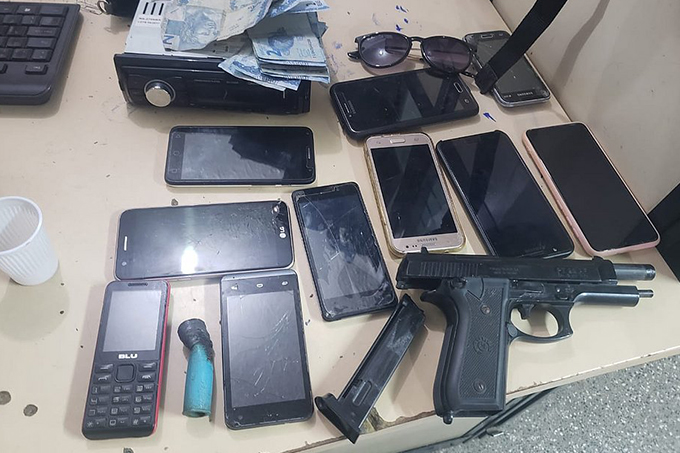 Dupla de assaltantes é presa em Dias d’Ávila com 11 celulares