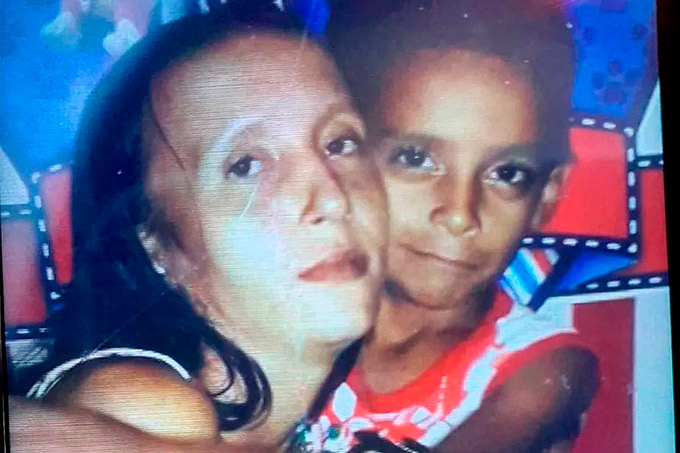 Garota de 13 anos mata irmã grávida e arranca bebê de barriga para dar golpe