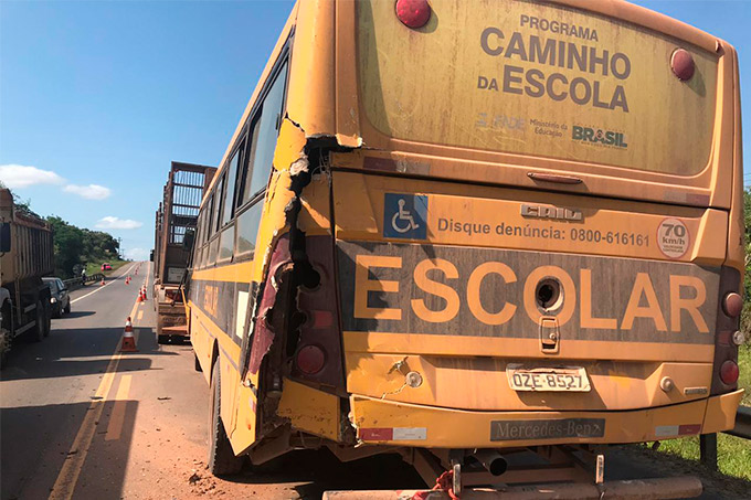Ônibus escolar de Dias d'Ávila se envolve em engavetamento com carretas na BA-093
