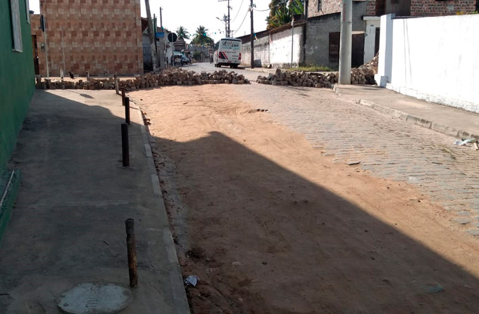 Moradores fecham rua para protestar contra Embasa