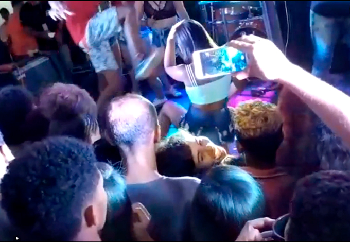 Homem invade palco e chuta ex-namorada que dançava em show; veja o vídeo