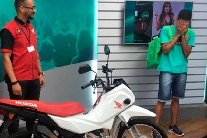 Entregador que sofreu deboche de miss ganha moto para trabalhar