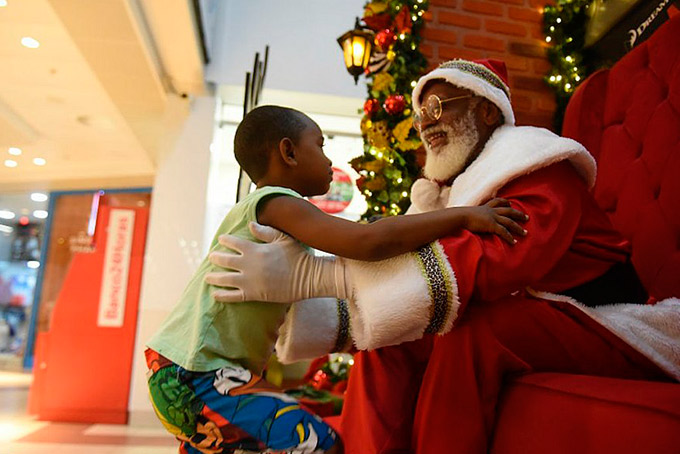 Shopping de Salvador inova com Papai Noel fora do tradicional