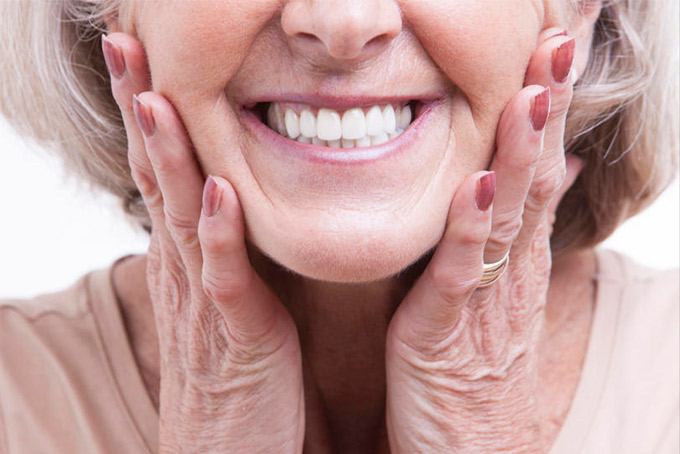 Dias d’Ávila realiza entrega de próteses dentárias e óculos nesta sexta