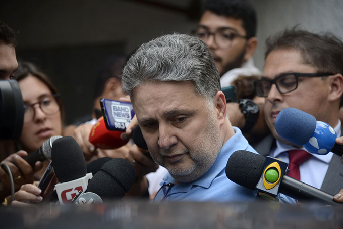Ex-governadores Rosinha e Garotinho são soltos no Rio