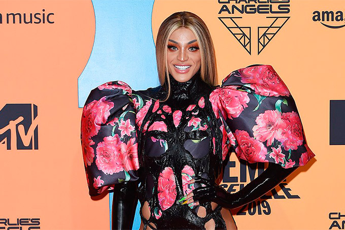 Pabllo Vittar desbanca Anitta e vence prêmio de melhor artista brasileiro no MTV EMA