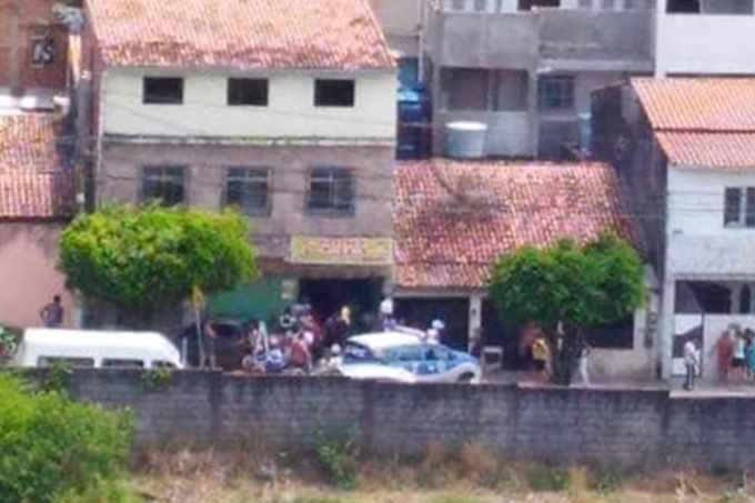 Policial militar é morto a tiros em restaurante de Camaçari