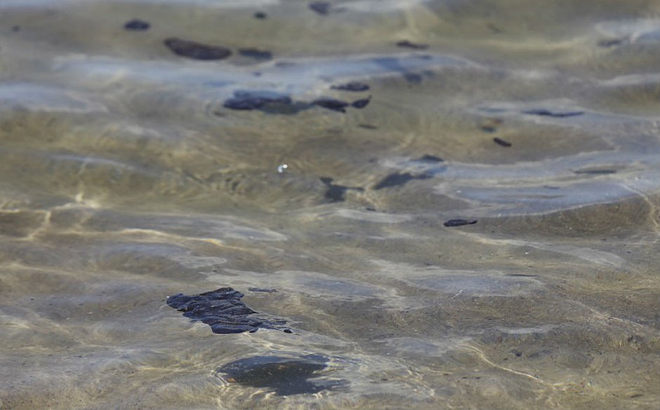 Novas manchas de óleo aparecem nas praias de Maraú