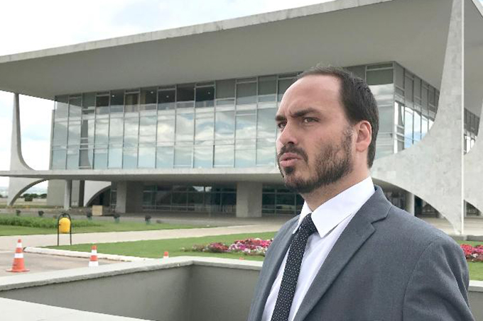 Contas de Carlos Bolsonaro são suspensas das redes sociais
