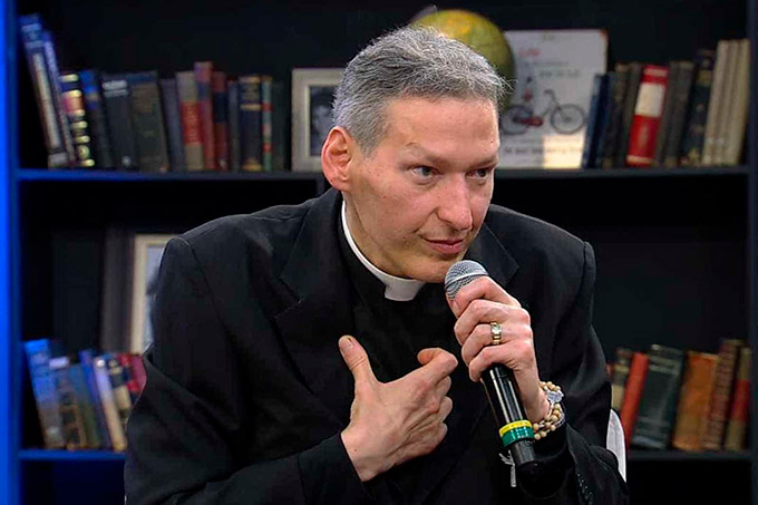 Padre Marcelo deve receber indenização de autora que o acusou de plágio