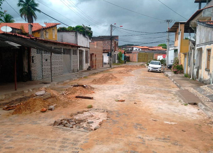 Obra da Embasa vira pesadelo para moradores em rua de Mata de São João