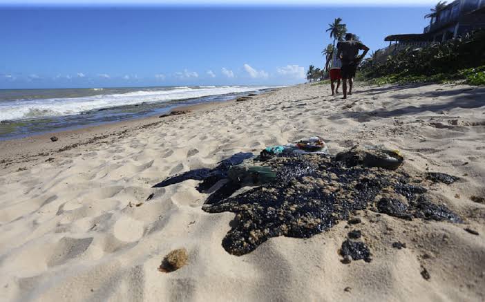 Duas praias baianas ainda têm resíduos de óleo, diz Marinha
