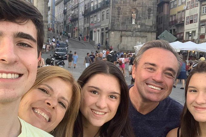 'Sua partida nos deixa sem chão', diz família após morte cerebral de Gugu 