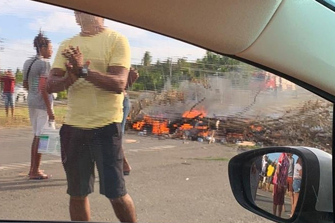 Protesto contra preço do pedágio congestiona Estrada do Coco