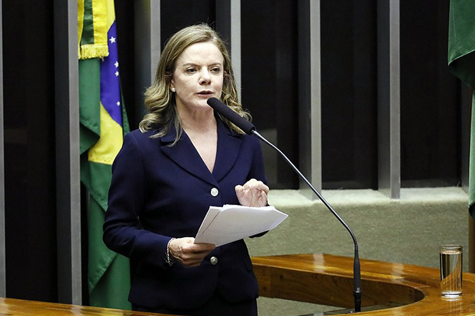Gleisi Hoffmann é reeleita presidente do PT com 72% dos votos