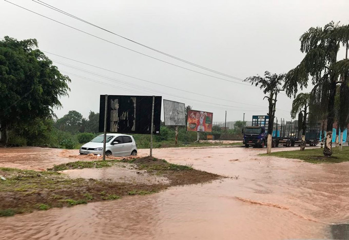 Com chuva forte, Dias d'Ávila tem pontos de alagamento