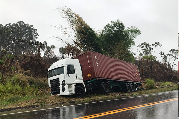 Motorista perde controle de carreta e quase tomba na BA-093