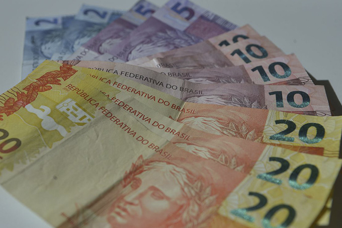 Governo reduz para R$ 1.031 estimativa de salário mínimo para 2020