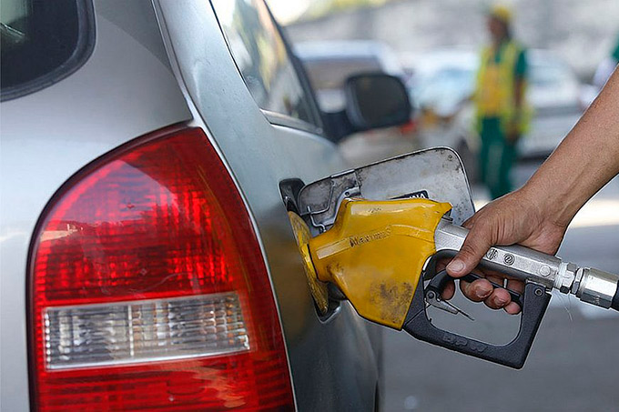 Petrobras eleva preço da gasolina em 4% na refinaria