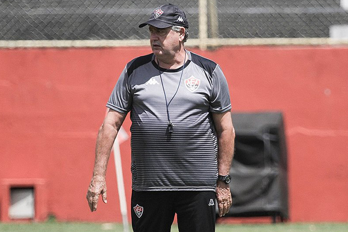 Paulo Carneiro anuncia renovação do Vitória com Geninho para 2020