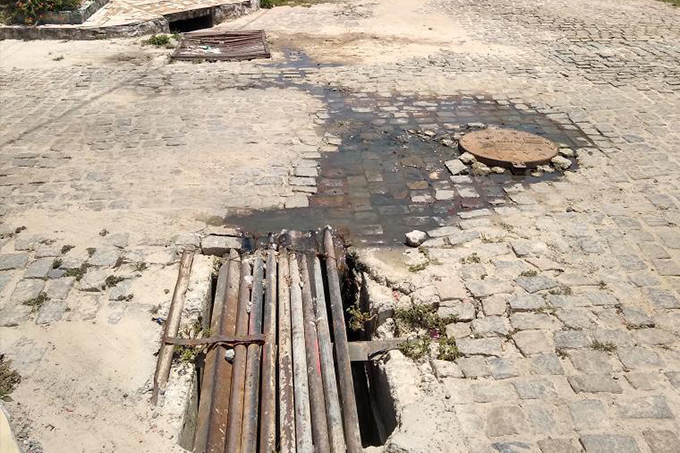 Moradores do Garcia d'Ávila reclamam de esgoto aberto há 15 dias