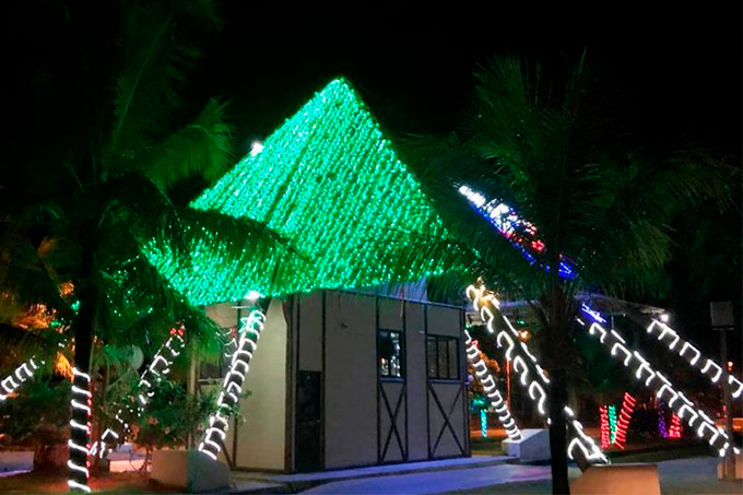 Prefeitura inaugura iluminação e decoração de Natal em Praia do Forte